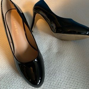 Black pumps